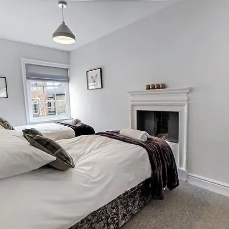 Comfy Dales Base On Market Place Of Historic Market Town Apartment *